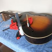 Clamping loose braces&nbsp;&copy;&nbsp;2026&nbsp;Guitar Angel